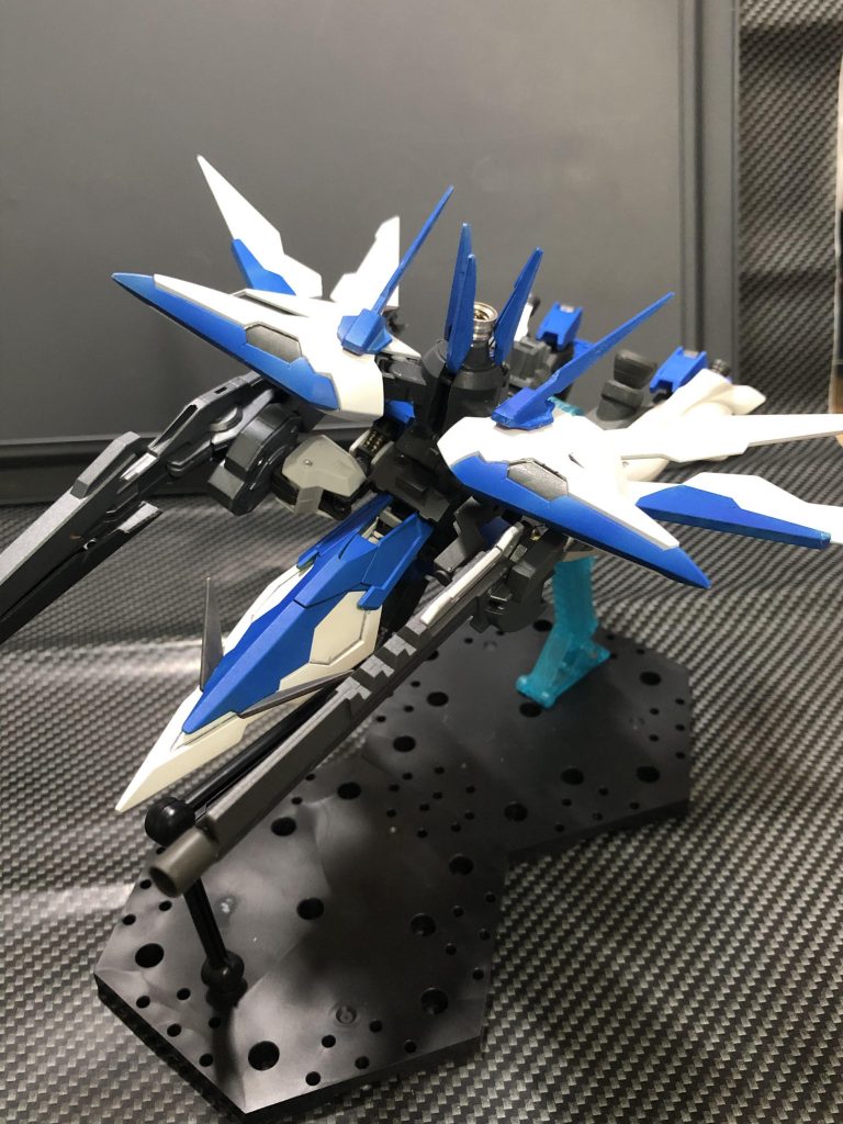 シールドを使ってどこかで見たような変形をします。