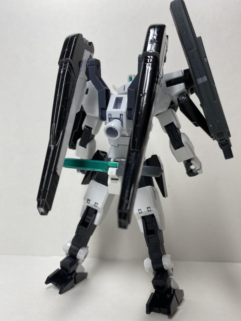 バックパックはガンダムF91よりヴェスパーを採用しました。フリーダムガンダムのバラエーナにしようか迷ったんですがコアガンダムにはちょっと大きすぎたので没に…サイズ的に合いそうだったのでこちらを採用しました。一応腰の位置にも持ってくることは可能ですが残念ながらグリップは握れないです。ヴェスパーとバックパックを繋いでるパーツはヴィートルーウェポンズより拝借しております。