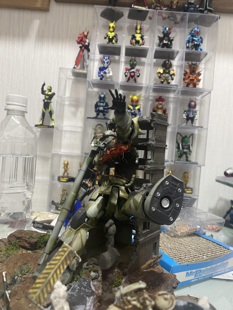 突然の攻撃になす術もなく撃墜されるザクⅡをイメージして製作しました。ほぼ100均がテーマだったので、爆発エフェクト道路もそこら辺にあったもので製作しています。