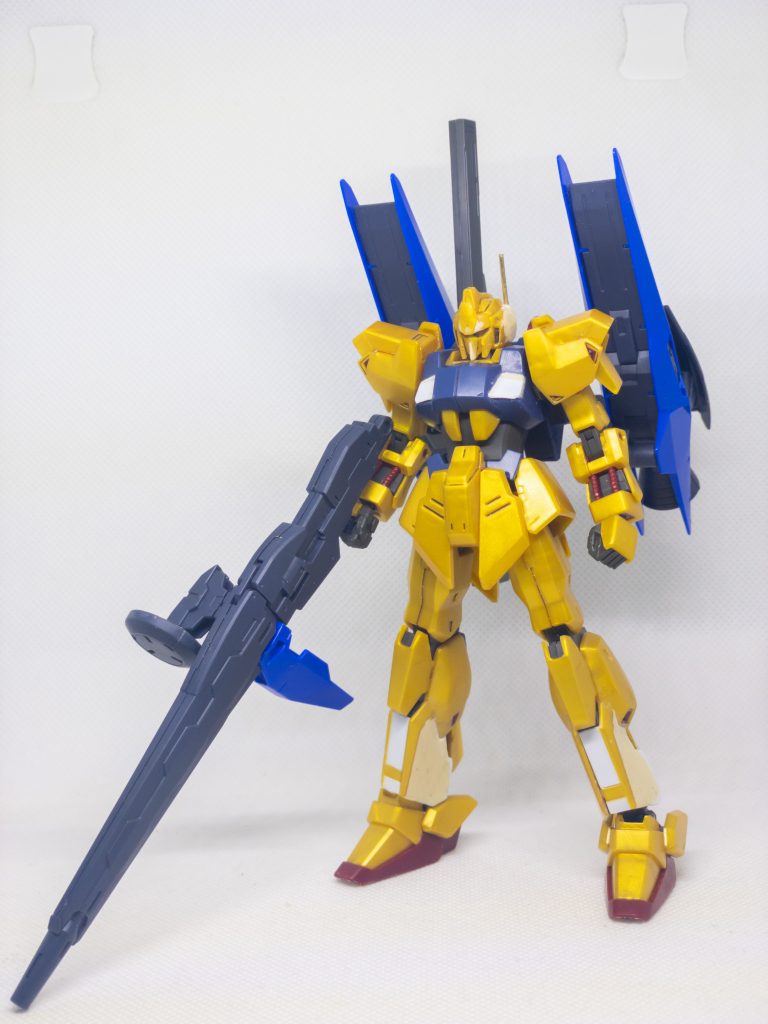 最終的にバランスを考えて背部にまとめることに。プラ板とパテで頭部の改修と脚部の隙間埋めを行いました。