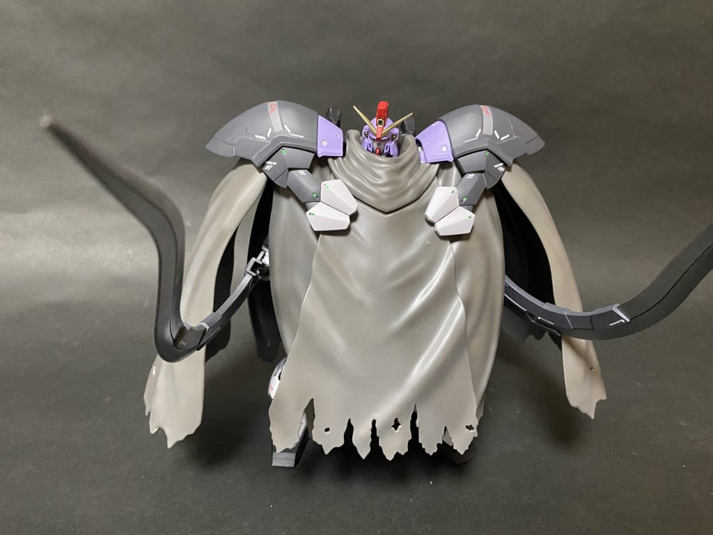 サンドロック改といえばマントをつけている場面も外せないですね。漫画版では様々なアーマーが出ますが、装甲強化がメインと他の機体と比べて特徴が薄めなサンドロックとしては、他の機体との差別化という面でいいと思います。