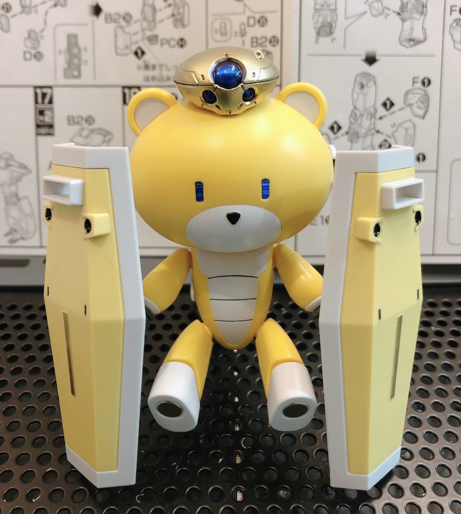 目は他のガンプラのシルバーシールを青ペンで塗装し、切り貼りしました。色ムラが逆にメカメカしさを出している…ようにも見える?w