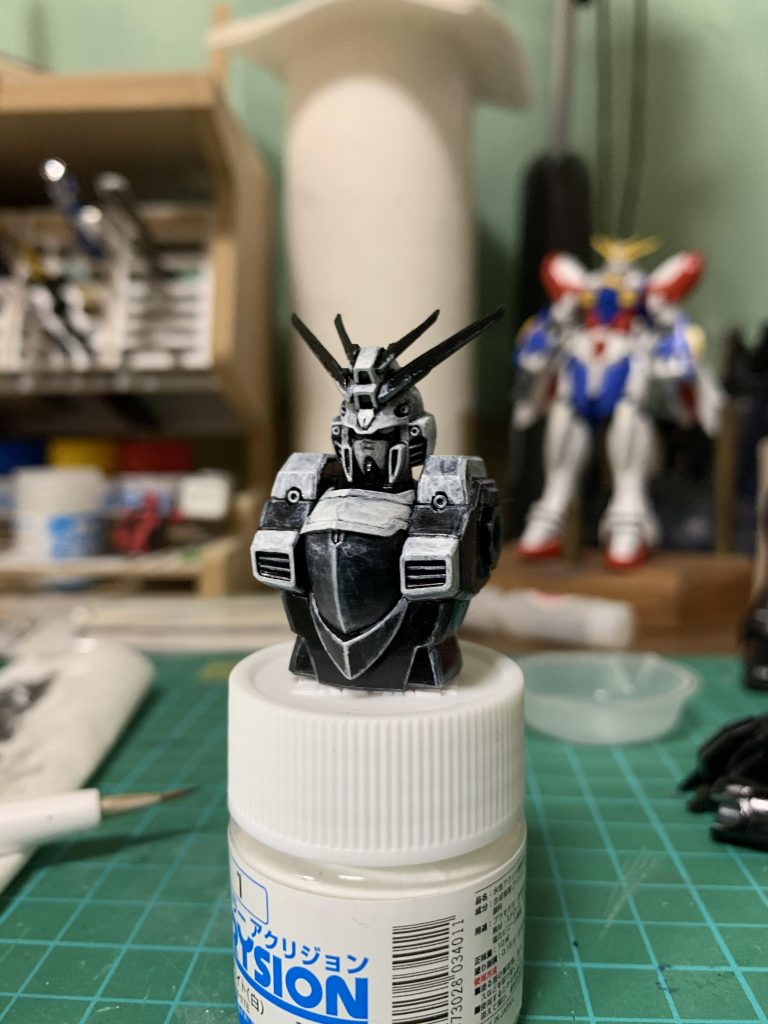 黒で塗りつぶしたらお次はホワイトで下塗り。ここでほぼ仕上がりに近いほどホワイトで着色していきます。このままでも鏡像としてカッコ良かったので何気にお気に入りの1枚w