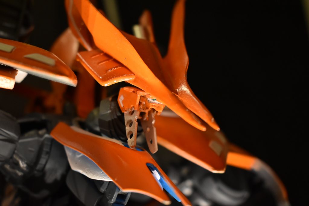 ネオ・ジオン軍開発だがツインアイタイプ