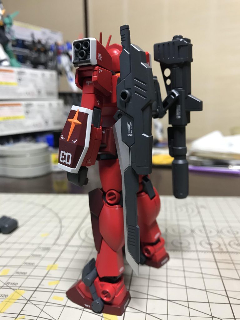 斜め後ろ武装あり              京田四郎のSKマークは代用出来るデカールが無かった為、貼るのを諦めました。残念至極