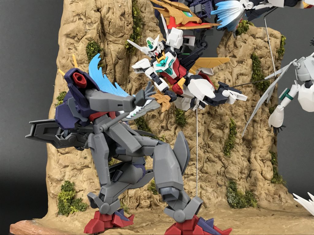 コアガンダムⅡとエルドラウィンダムの戦い地味な改造点なのですが、エルドラウィンダムには平手が付いてないのでビルドナックルで平手を取り付け、少し切り込みを入れて曲げてから瞬着で固めて指に表情をつけてます。コアガンダムⅡには劇中通りにヴァルキランダーの武装を持たせてます。地味にこのヴァルキランダーの武装を部分塗装するのが1番大変でした。見えてませんが、剣も裏側の肉抜きがすごいのでパテで埋めてます。エルドラウィンダムに斬撃を受けた傷とコアガンダムの剣にエフェクトパーツを付けて斬撃の表現をしてます。