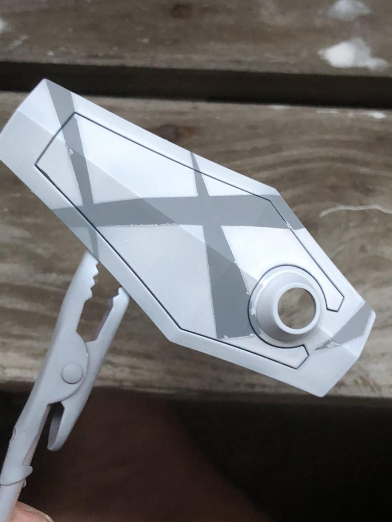 マスキングを曲面に貼る時のシワをカバーしておかないとエッジがガタガタになります。汚しを入れたのはこれや塗装のムラを誤魔化すためなのもある。