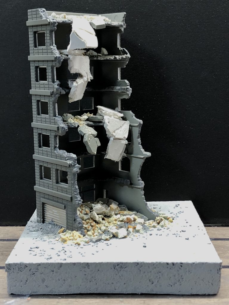 トミーテックの破壊されたビルAはそのままでもキマッているのですが、せっかくなので瓦礫マシマシにしてみました。といってもダイソーの石粉粘土を乾かして砕いたですが、いい味出してます。