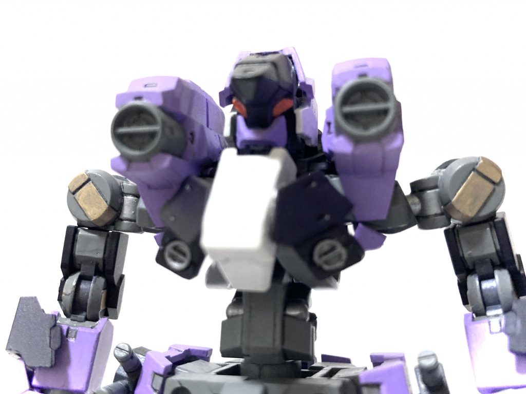 軽装でのアップ。グレイズフレームの肩部分は装甲のジョイント部を綺麗に削り落としています。すると30MMの肩パーツジョイントがカチッとハメられるのでとてもオススメ☆彡 頭部はグレイズ改の基部にアルト空戦仕様の胸パーツをハメられるように改造。