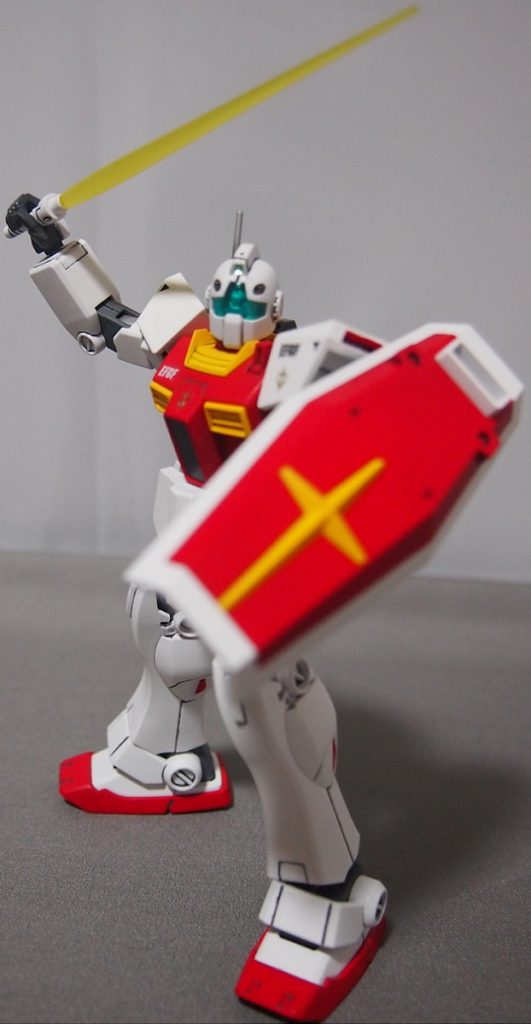 ビーム・サーベルを振り上げる。