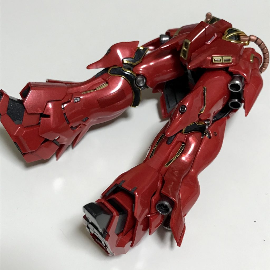 バーニアはガンマカのヘビーガンメタル、スラスターはガンマカのゴールド、動力パイプはMr.メタルカラーのカッパーで塗りました。ヘビーガンメタルは近ごろ特にお気に入りで多用しています。それ以外は成形色そのままです。トップコートは吹かず、ポリマーコート剤だけ塗り込みました。