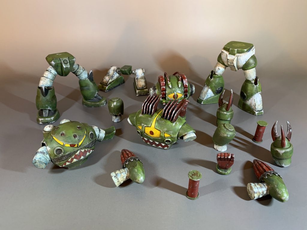 彼等の体内には、パーツ毎にネオジム磁石が内蔵されていたのであった。それらを組換えて新しい試作メカを生み出すのである。