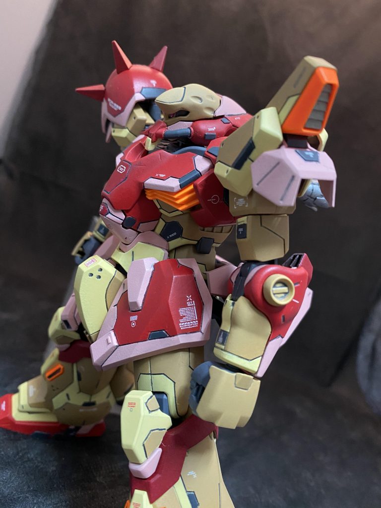 左肩のスラスターの内部が寂しいので、スリットプラ板をはりました。