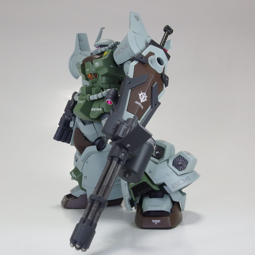 カラーリングは成型色に近い色で全塗装、デカールはロービジを意識しつつ多めに。