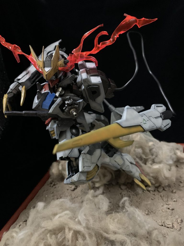 外れた腕にはいい感じのネジを使いました。グレイズの斧はアニメだと少し小さかった為、プラ板でスクラッチしました。目の光も透明プラ板を熱して伸ばして作っています。