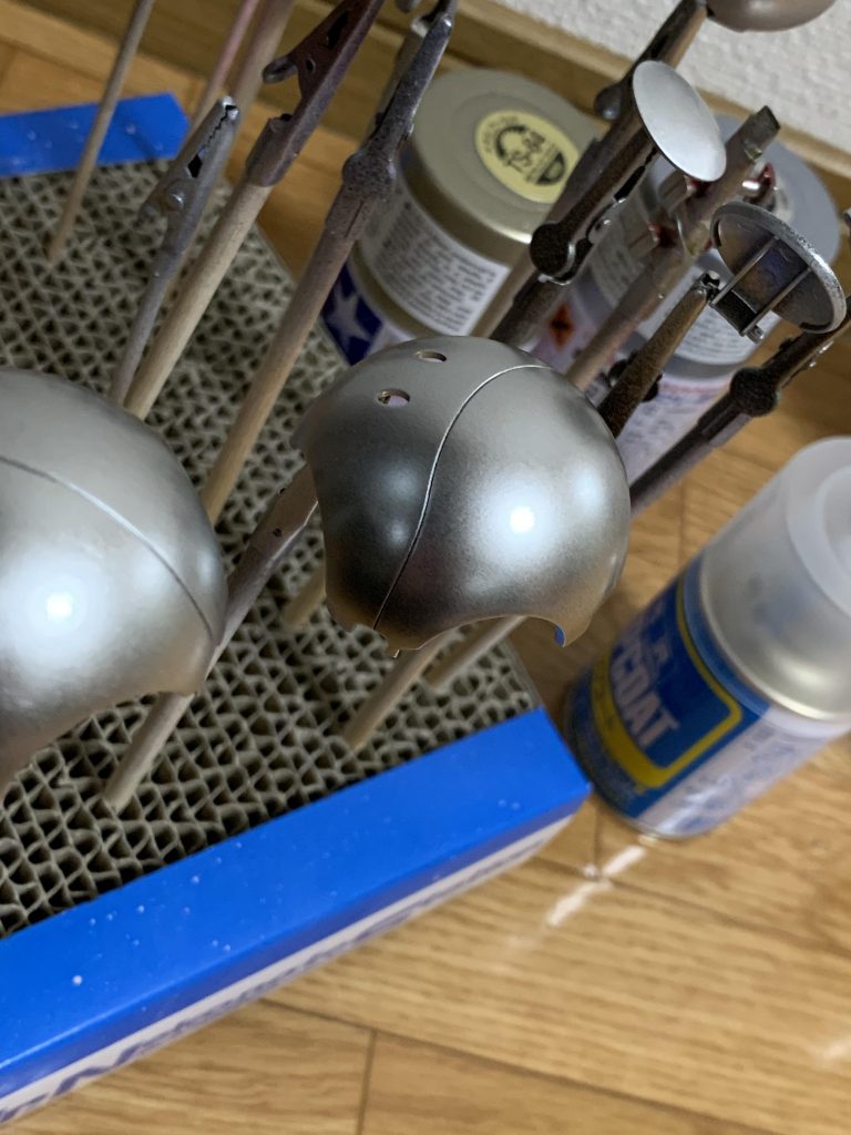 シルバーはタミヤスプレーのメタルシルバー