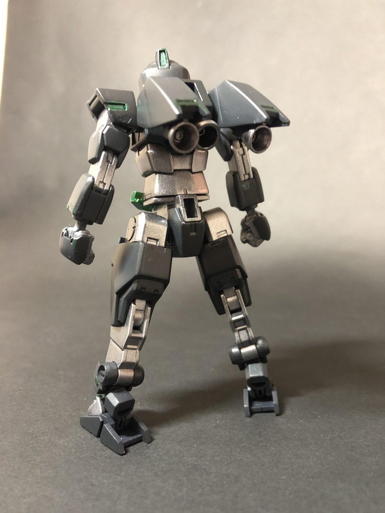 背部スラスター中心に1基、左右1基ずつの計3基からなるスラスター。素早く静かに敵機に接近するため、高静音・高出力に調整されている。・電子戦用装置『砂嵐』スラスター左右に内蔵された電子戦用装置。特殊な粒子を散布することで強力な妨害電波を発生させ、敵の電子機器を無効化する。敵機はカメラやセンサーが使えなくなり、姿が消えているように見える、という仕組みのステルス装備である。ちなみに本機は妨害電波の影響を受けないよう、特殊なセンサーを全身に装備している(緑色に発光している部分)。はい、まんまハイパージャマーです´д` ;ステルス装備としては、ミラージュコロイドよりこちらの方が好きですね。消えたように見えるっていうのが良い。砂嵐という名前は、アナログテレビのあの画面から。敵機のモニターには文字通り砂嵐しか映らなくなる、というわけです。砂嵐画面って…世代的にまだ伝わるものだろうか…?