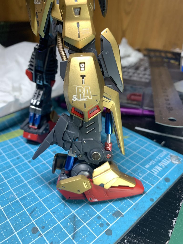 膝部分、金色単色だともっさりしてるので塗り分けてます。