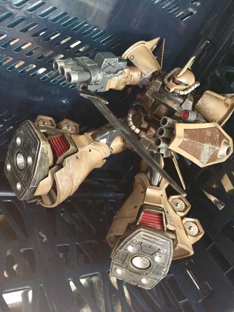 動きをつけて。両腕グレネードだと途端にグフ感が増しますね。