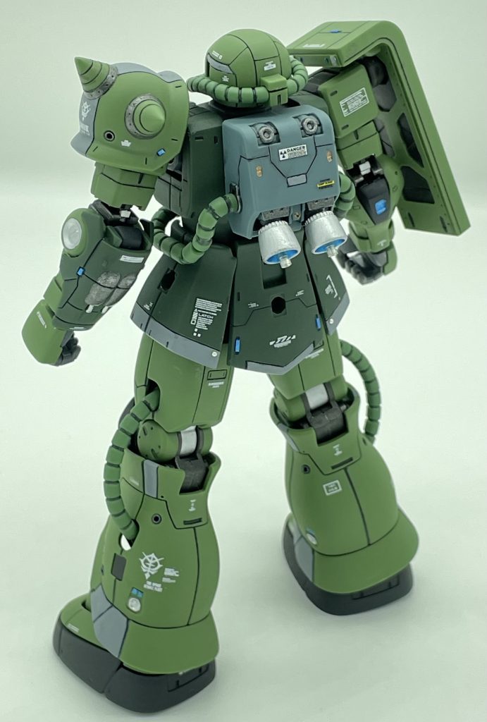 デカールはタダでさえ小さいヤツをさらにバラすように切って集めて貼ったりもしてます。