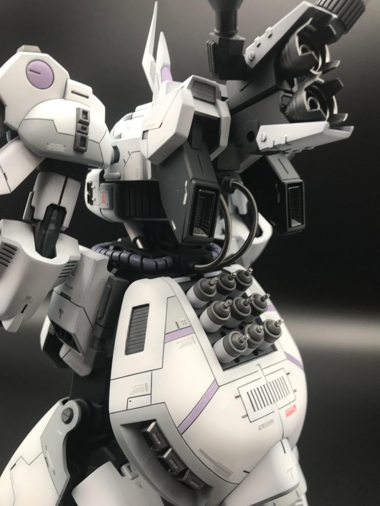 各所スジ彫を施し、既存のバックパックは切断しジャンクパーツとコトブキヤのメカサプライで製作。 