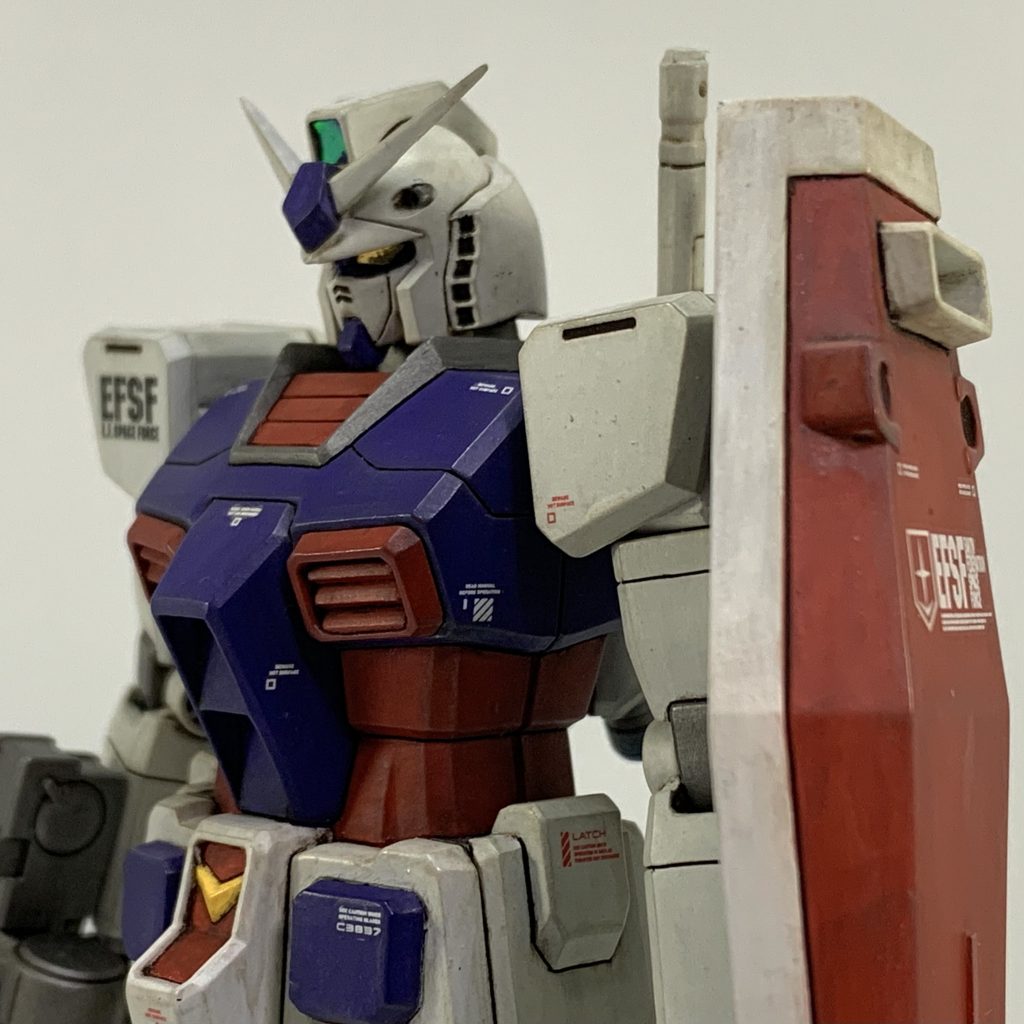 シールドは十字マークを削ってます。ライフルはHGオリジンガンダムの初期型を拝借。