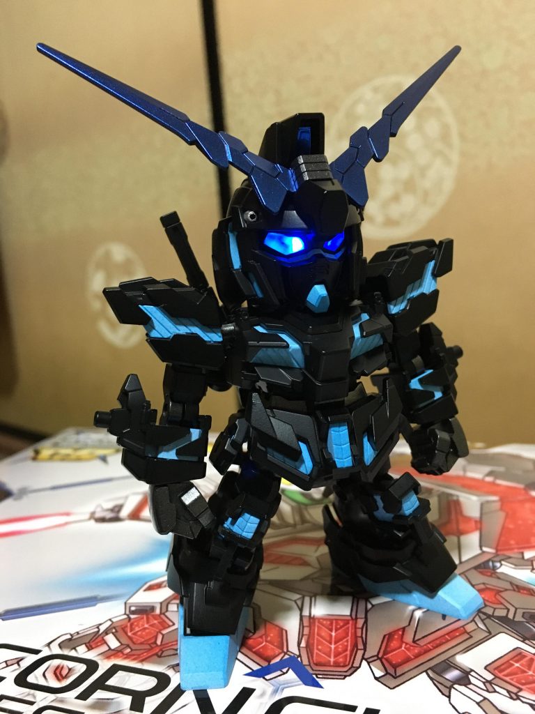 全身を発光させるのは私には無理でしたので、それらしいグラデーションを目指しましたが・・・まだまだですね。その代わりに目は光ります。