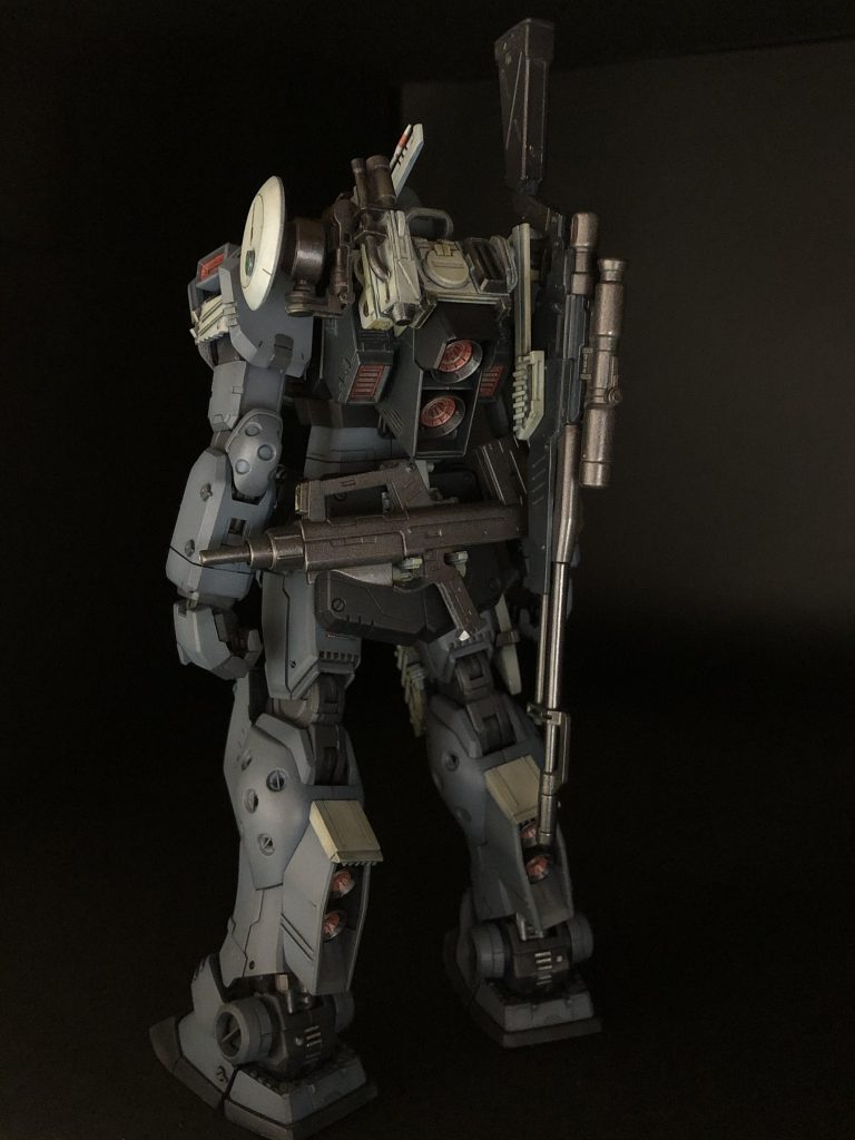 ラッカーでのエアブラシ全塗装からタミヤアクリルによる部分塗装、クレオスMr.ウェザリングカラーシェードブルーでのフィルタリング&グランドブラウンでの墨入れ、タミヤウェザリングマスターで汚し夏までは白い機体にするつもりだったんですけどね。