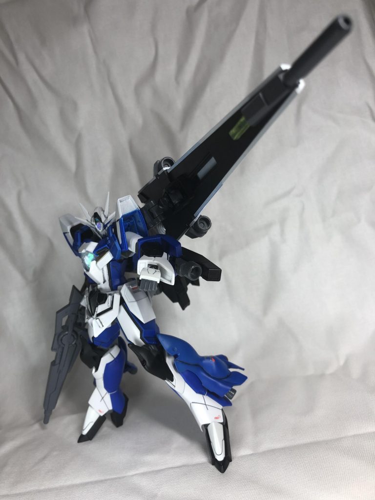 戦艦の主砲並の威力と射程を持つシールドバレル。その威力と同等の反動を受けるがバレル後方の大型ブースターにより反動の緩和と姿勢制御を行なっている。こちら本来はグリップとなっている部分をクリアレジンに置き換えて00シリーズの武器っぽさを出しています。