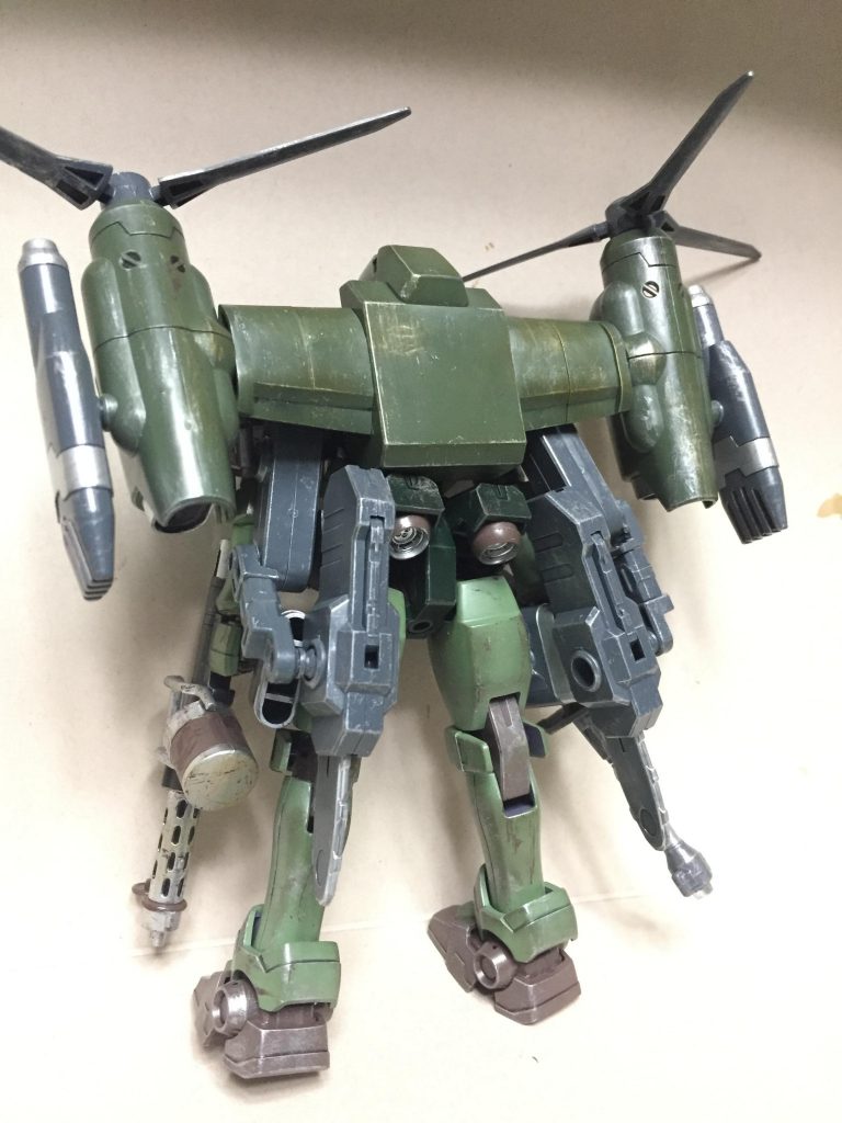 背面。油汚れと細かな擦り傷感。チェーンソーはそのままつけると尺が合わなかったので力技で装着。