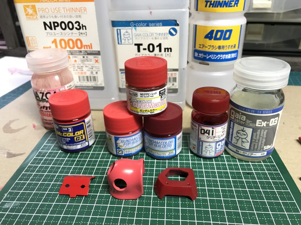 専用カラーがベースです。そこに赤を足して調色しました。さらにクリヤーレッドを薄く塗ってます。