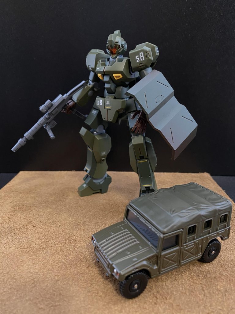 XX式人型装甲戦闘車両 通称ヒトガタ、ヒトシャ自衛隊が、世界に先駆け最も人型に近い形状での運用を開始した。この時点で、世界では多脚タイプや、膝から下がタイヤ、またはキャタピラなど、人型とはいえまだ完璧な人型はない。試作段階に変わりない本機は、腰部、人体で言う腰骨、股関節の位置に内蔵された、オートジャイロバランサーにより、人のように歩き、走ることが可能となっている。しかし、このオートジャイロバランサーという技術もまだ完璧な物では無い為、非常に操縦が難しい(よく転ぶ)。