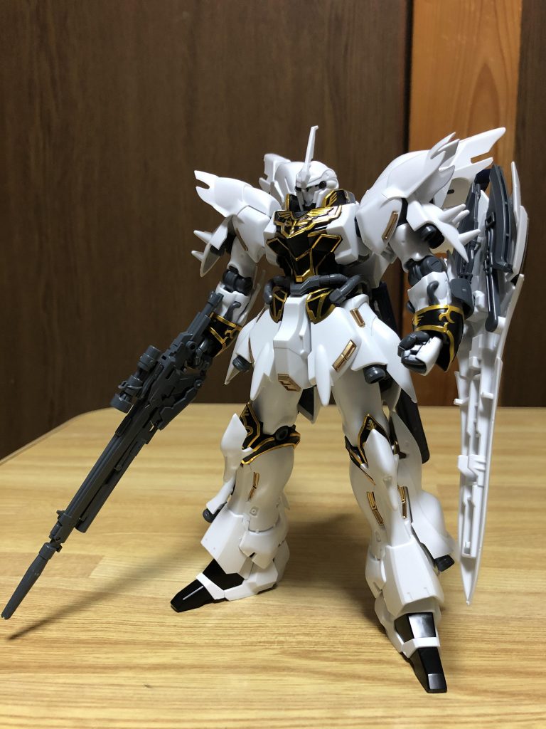 まずは可動やパーツ割の確認のためシナンジュを仮組み。