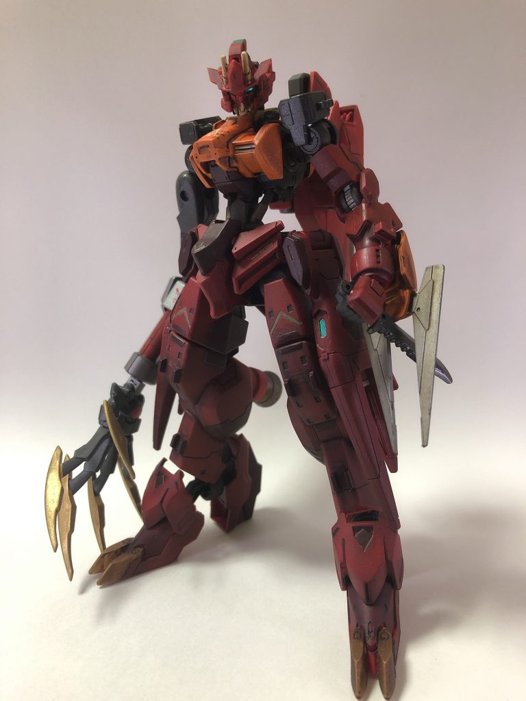 ガンダムアスタロトオリジン弐式ガンダムアスタロトオリジンの右腕を輻射波動腕甲にし、左腕をバルバトス、射出式クローをシュヴァルべグレイズ、腰をバエル、サイドスカートをアスタロト、足をルプスレクスから拝借して、塗装、ウェザリング、つや消しを施したものです。肩アーマーはバルバトス第1形態をオマージュして外してあります。名前とか色味とか右腕とか見れば、分かる人にはモチーフ(というかもはやパクリ先)が分かると思いますw