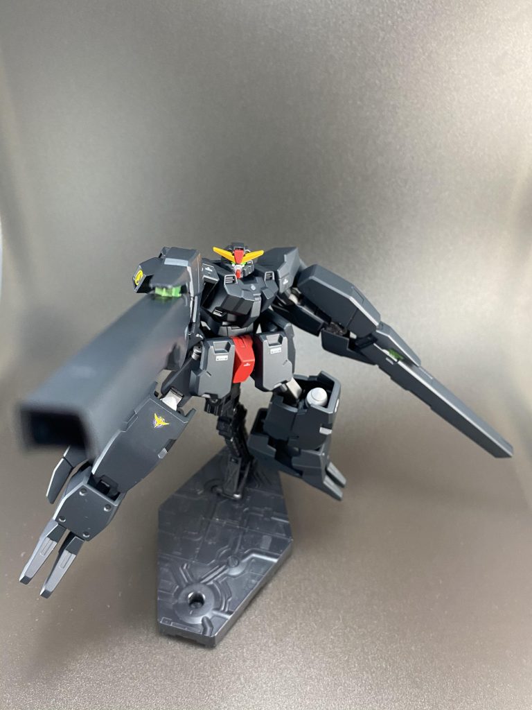 ちょっと写真が遠いですが、今回めちゃくちゃ頑張った「GN-008RE セラヴィーガンダムⅡ」です。特に手が掛かったのが、主兵装のGNバズーカの分離・可動化とスカートアーマーの可動化、膝関節の自作でした。
