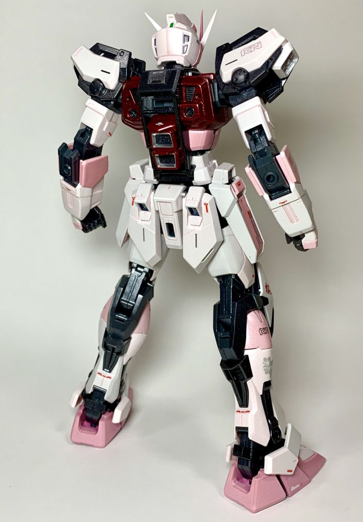 ベース色はガンダムカラースプレーのMSホワイト。本体のパールホワイトはタミヤカラーのスプレー。また、赤やピンクの部分のパールにはMr.カラースプレーのホワイトパールを使用しています。仕上げはトップコートの光沢です。