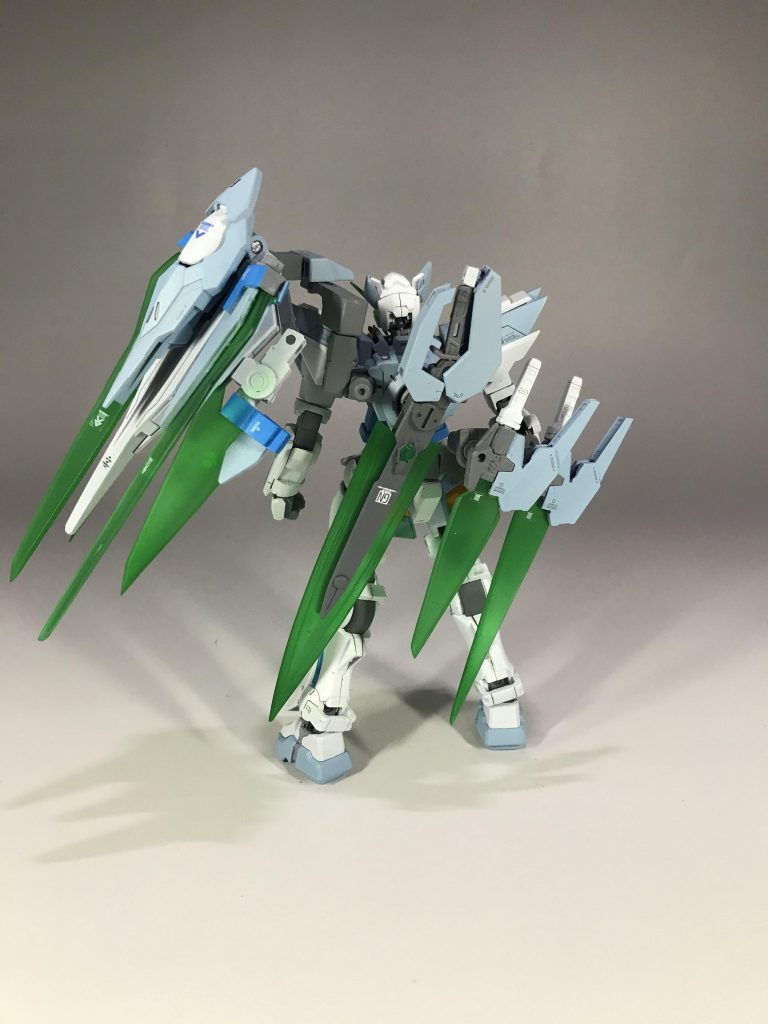 両肩、リアアーマーはスクラッチ。太腿はプラ板やパテでボリュームをアップさせてます。頭部のアンテナはクリアレジンでクリアパーツ化させてます