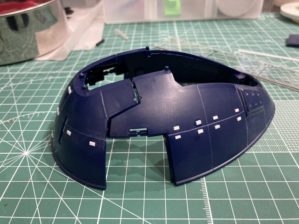 スジボリ後も寂しかったので、プラ板チップを、適当に貼り付けました!本当に適当なサイズで切ったので、性格が出てますね。゚(゚´Д`゚)゚。