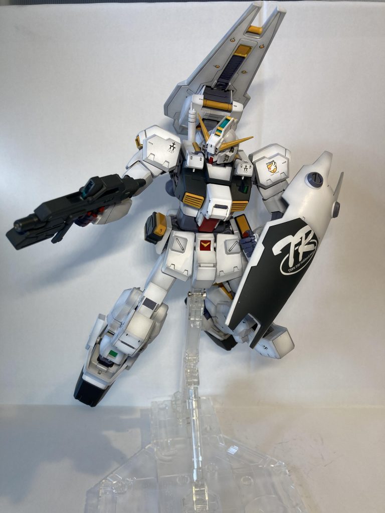 白の部分はグラデーション塗装で、エッジを際立たせています。