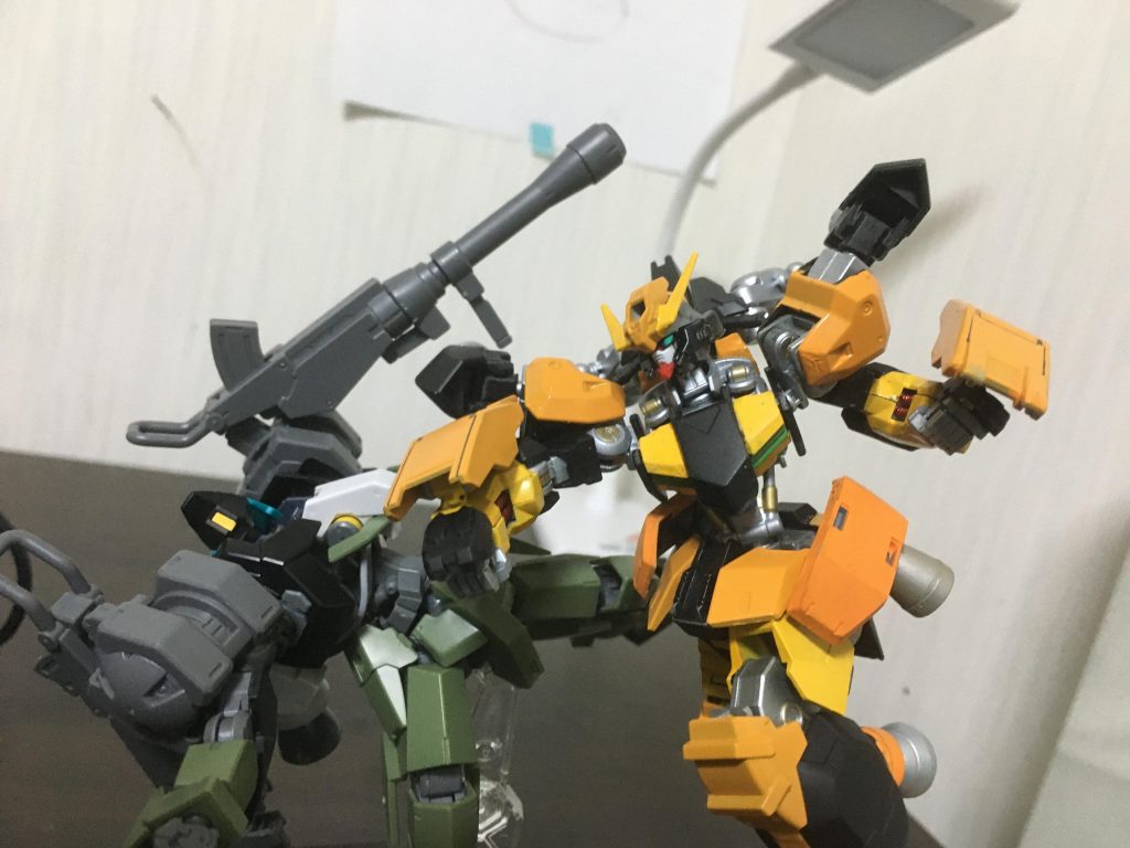 実際に戦っている様子がこちら全身のバーニアを満遍なく吹かし三次元的な攻めで相手を翻弄！