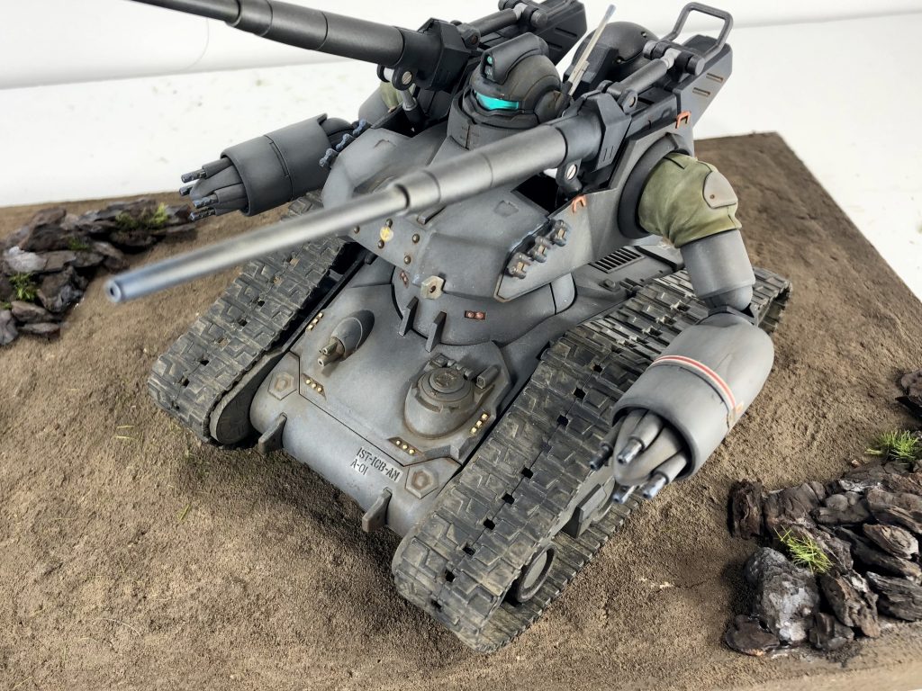 台座の材料はミニ黒板、木粉ねんど、ウッドチップなど、全て100円ショップの物です。塗装のみタミヤの情景テクスチャーペイントやクレオスのウェザリングカラーを使用しました。