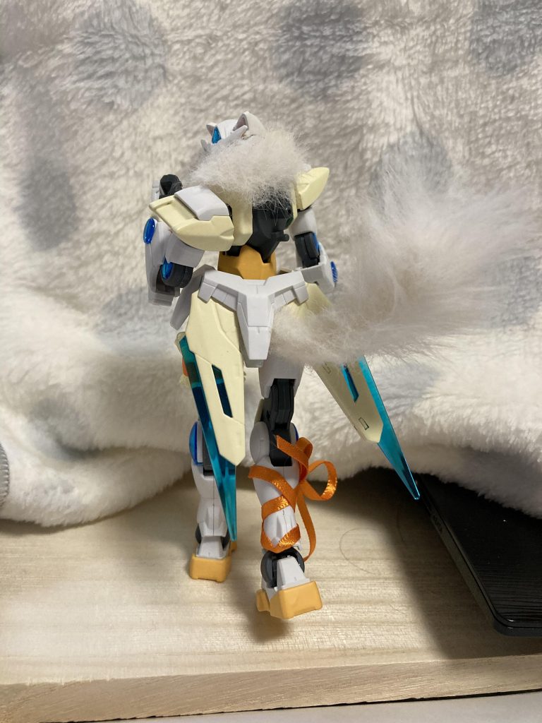 この子はガンダムとしてではなく猫として生まれてきた子なので本分は猫。なのでふわふわな襟元の毛やもっふもふのしっぽが子猫時代の名残りとして現れています。育てたママがガンダムだったからかガンダムっぽくなったけどやっぱり本分はペルシャ猫。それはそれとしてママがガンダムなので戦えます。強い。