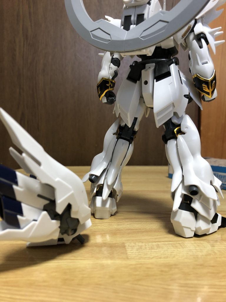 先程も書きました、シナンジュの尻の3mm穴。開けるだけでブースター取り付けても可動は死なないです。