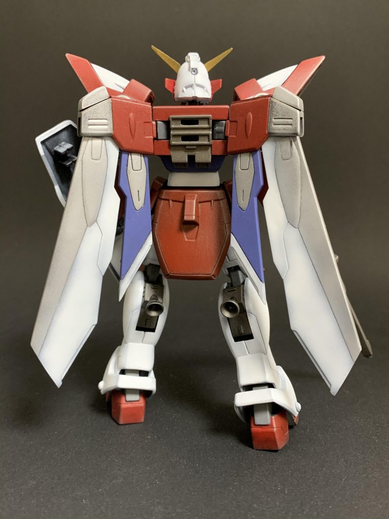 カラーパターンに悩みました。赤くすることは決めたものの、白以外全部赤にしてもメリハリが無いので、差し色ですみれ色を入れました。