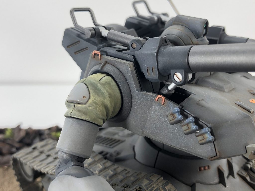 履帯をはじめ、全身に汚しを入れていく作業が、たまらなかったです。ウェザリング楽しい!