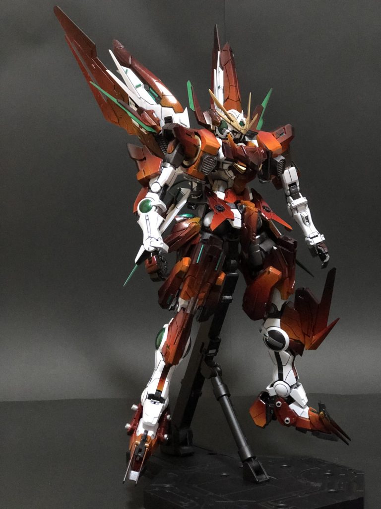 機体名の通りフェニックスをモチーフにされた機体で、特徴的な展開式の大型ウィングブースターと全身に装備したスラスターで超高速近接戦闘を得意としています。 