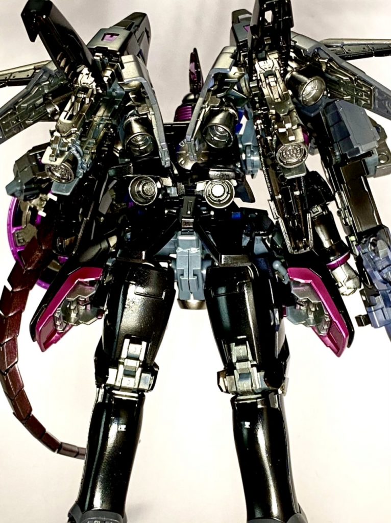 一方、背面から見ると「物凄い剣と物凄い銃と物凄いバーニアを担いだ物凄いMS」というW系列MS特有の外連味を最大限に発揮しております。