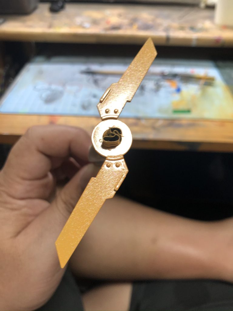 サイコフレームの塗装は、ベースグレー2回→シルバー→黄色多めオレンジ少なめに調色したカラー→パールクリアーの順で塗装しています。