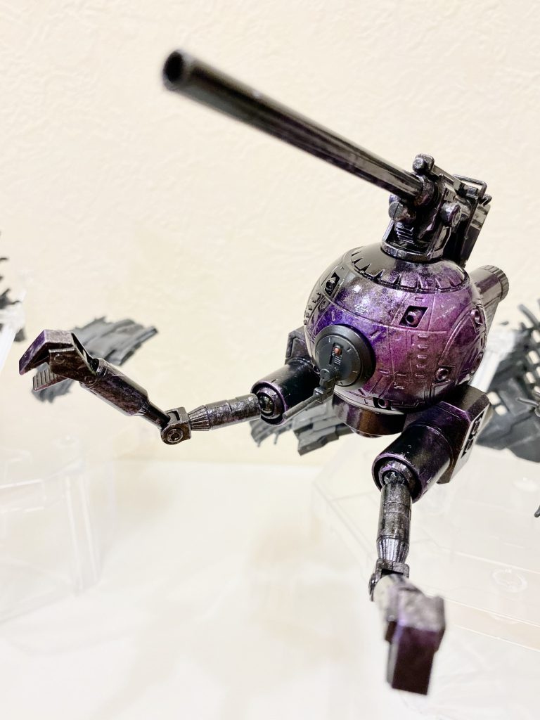 この機体と共に作戦行動に出撃するのが、特殊戦術用ユニットである『ファントムユニット』である。ボールを改造したこの無人機は、宇宙空間に特化したステルス性能と目標の索敵に特化したセンサーユニットを搭載している。武装は主砲のみとなっているが、パイロット機に先行して目標を捉え、作戦遂行を確実なものとする。漆黒の宇宙空間でその姿を見たジオン兵からは「連邦の黒き幻影」と呼ばれるようになった。本機はファントムボールと作戦を共にするため、部隊には2機配属されている。