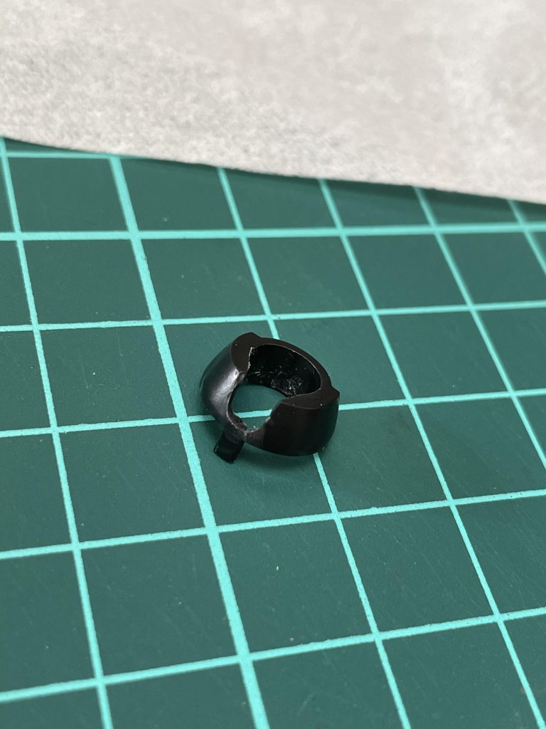 モノアイ部分は結構強引にやってますwSPプレートまで取り付けると穴開けでは収まらないです。下部が割れたので接着して磨いて筆塗りしました。